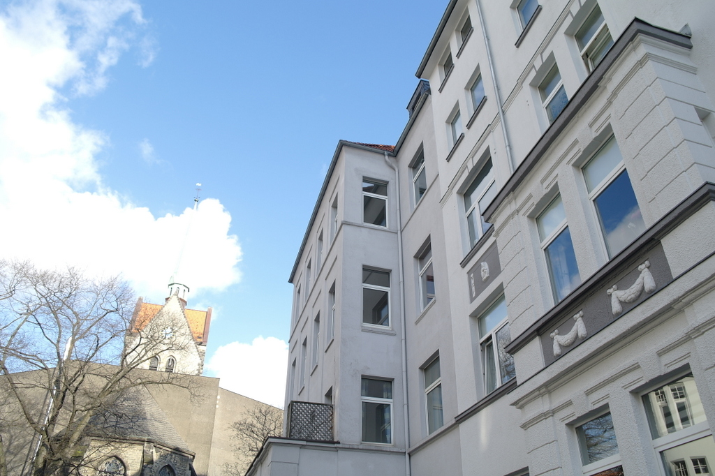 VERMIETET: Altbauwohnung in ruhiger Seitenstraße m. Balkon,EBK, Dielen, Wannenbad