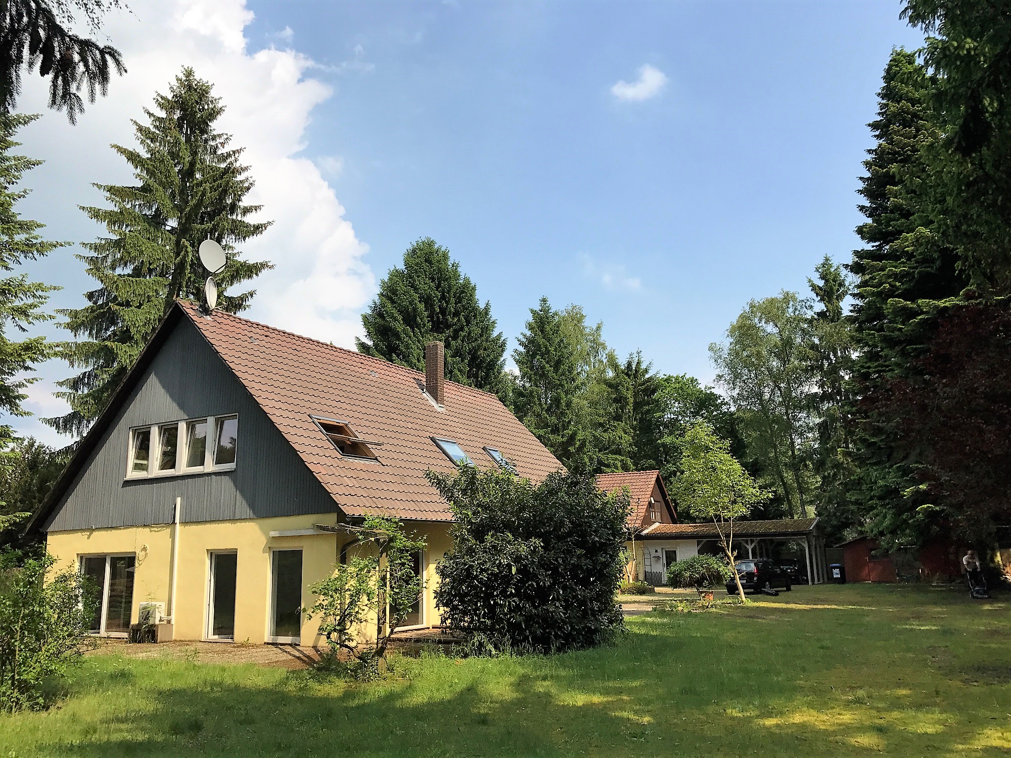 VERKAUFT: Einfamilienhaus mit 2.000 m² Grundstück und Nebengebäude - Bissendorf-Wietze / Wedemark