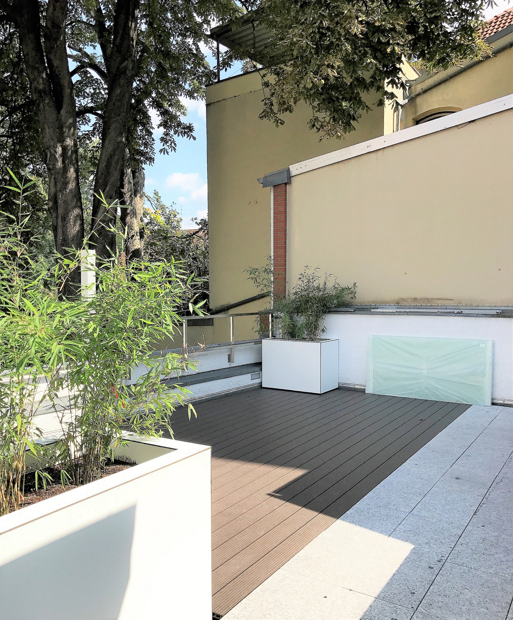 VERMIETET: 40 m² Dachterrasse, 3-Zimmer, Wannenbad, Dusche, große Küche, Parkett 