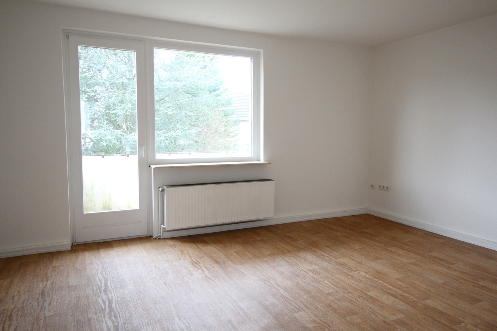 VERMIETET Frisch renovierte, sonnige 3 Zimmer mit Balkon, EBK und neuen Böden