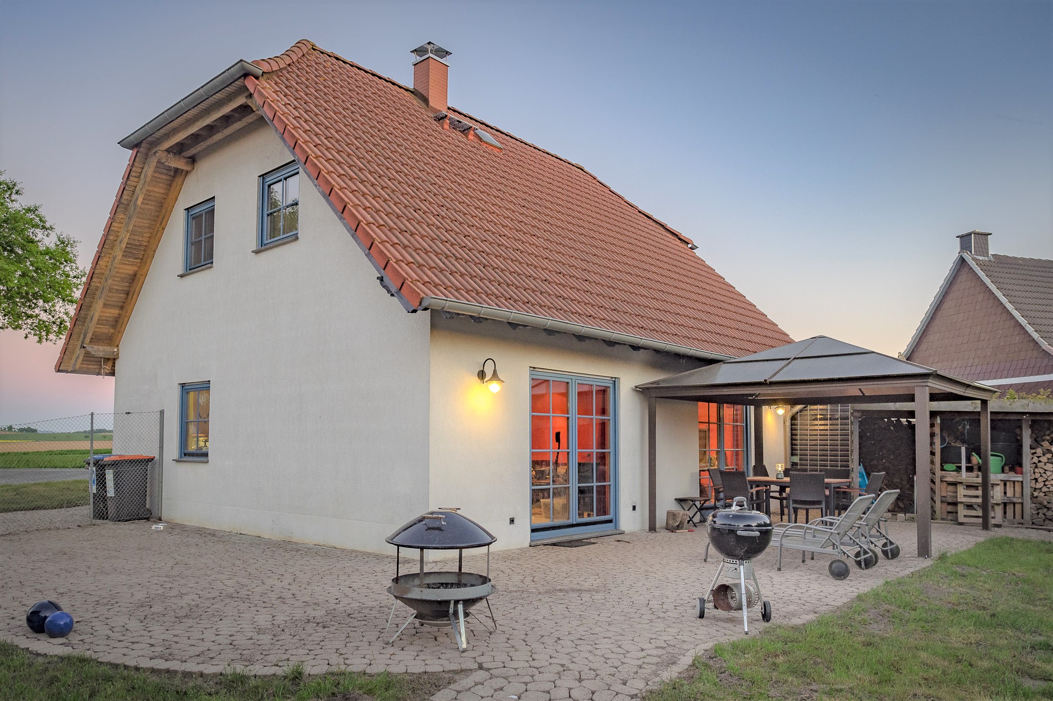 Springe / Holtensen: Junges Einfamilienhaus mit Kamin, Terrasse, Garten, Doppelgarage auf 572 m² Grundstück