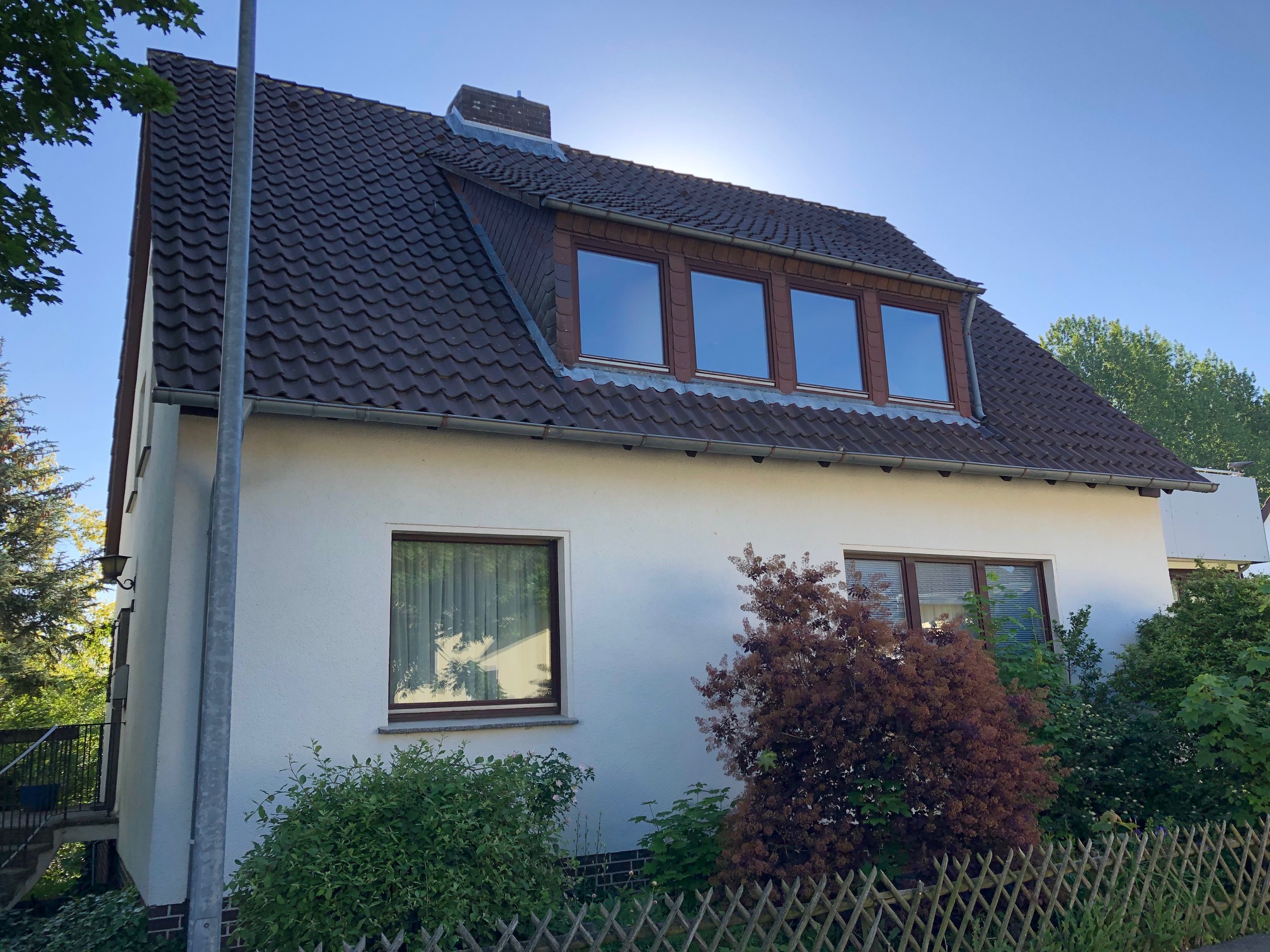 VERKAUFT! Wassergrundstück an der Leine: Ein-/Zweifamilienhaus in ruhiger Sackgasse, Garten, Zugang zur Leine