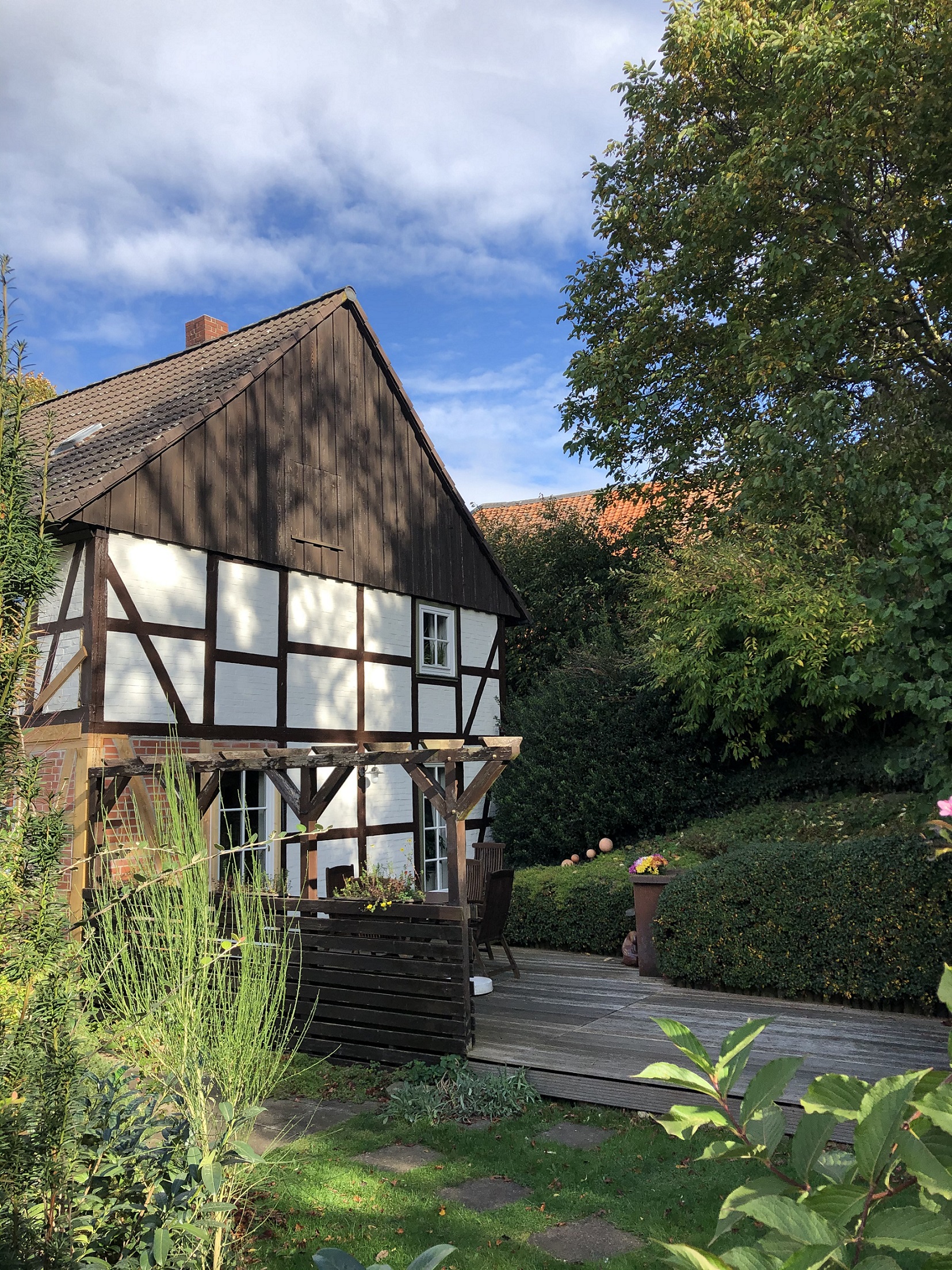 VERKAUFT: Immenrode - Historisches Fachwerkhaus direkt am Weddebach, Kamin, 2 Terrassen, Holzböden etc.