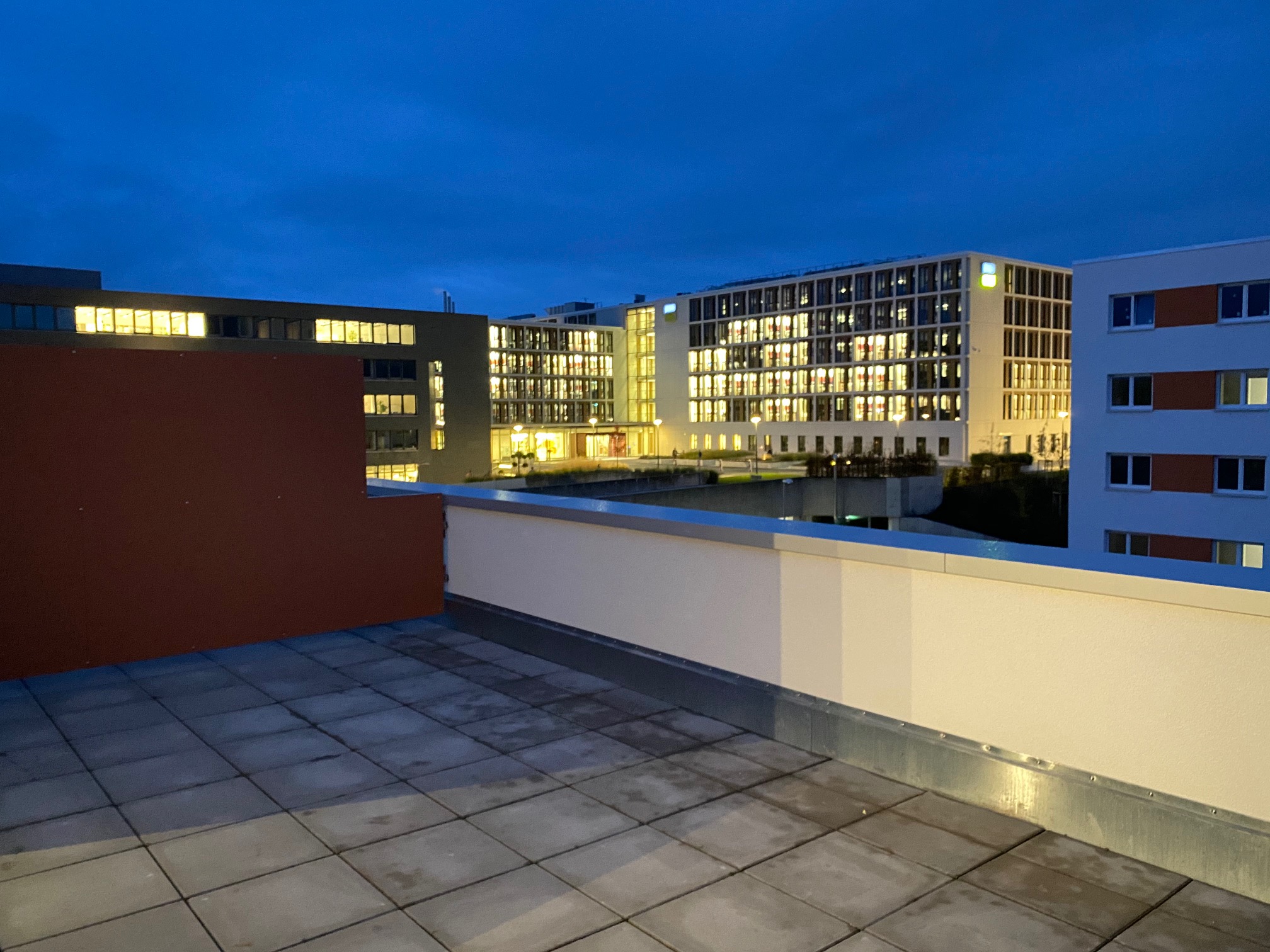 vermietet: Laatzen Neubau - Sonnige Penthouse-Wohnung mit großer Dachterrasse, Aufzug u.v.m.