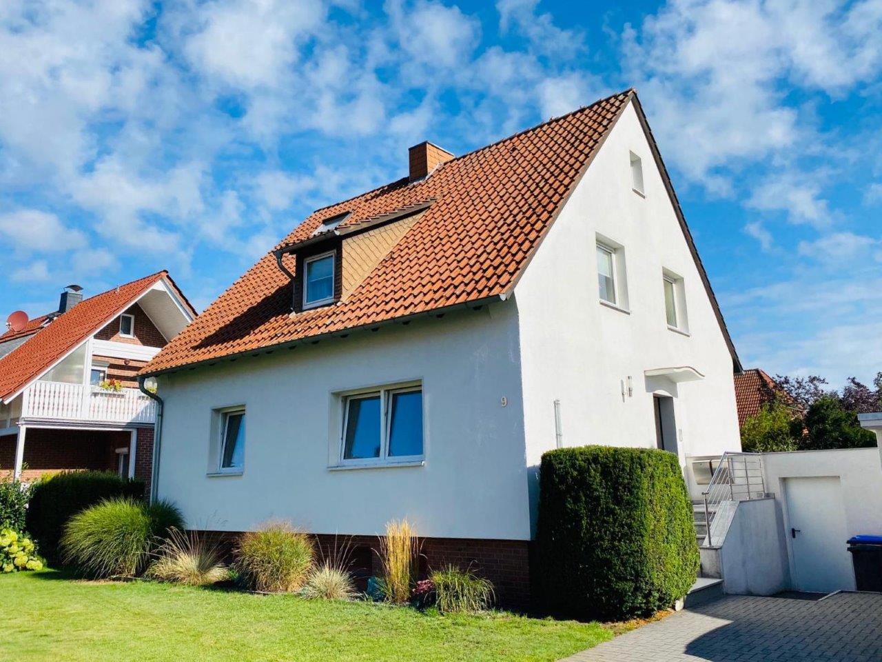 vermietet:Renovierte 3-Zimmer im Hochparterre eines Zweifamilienhauses mit Terrasse, Gartenanteil, Stellplatz