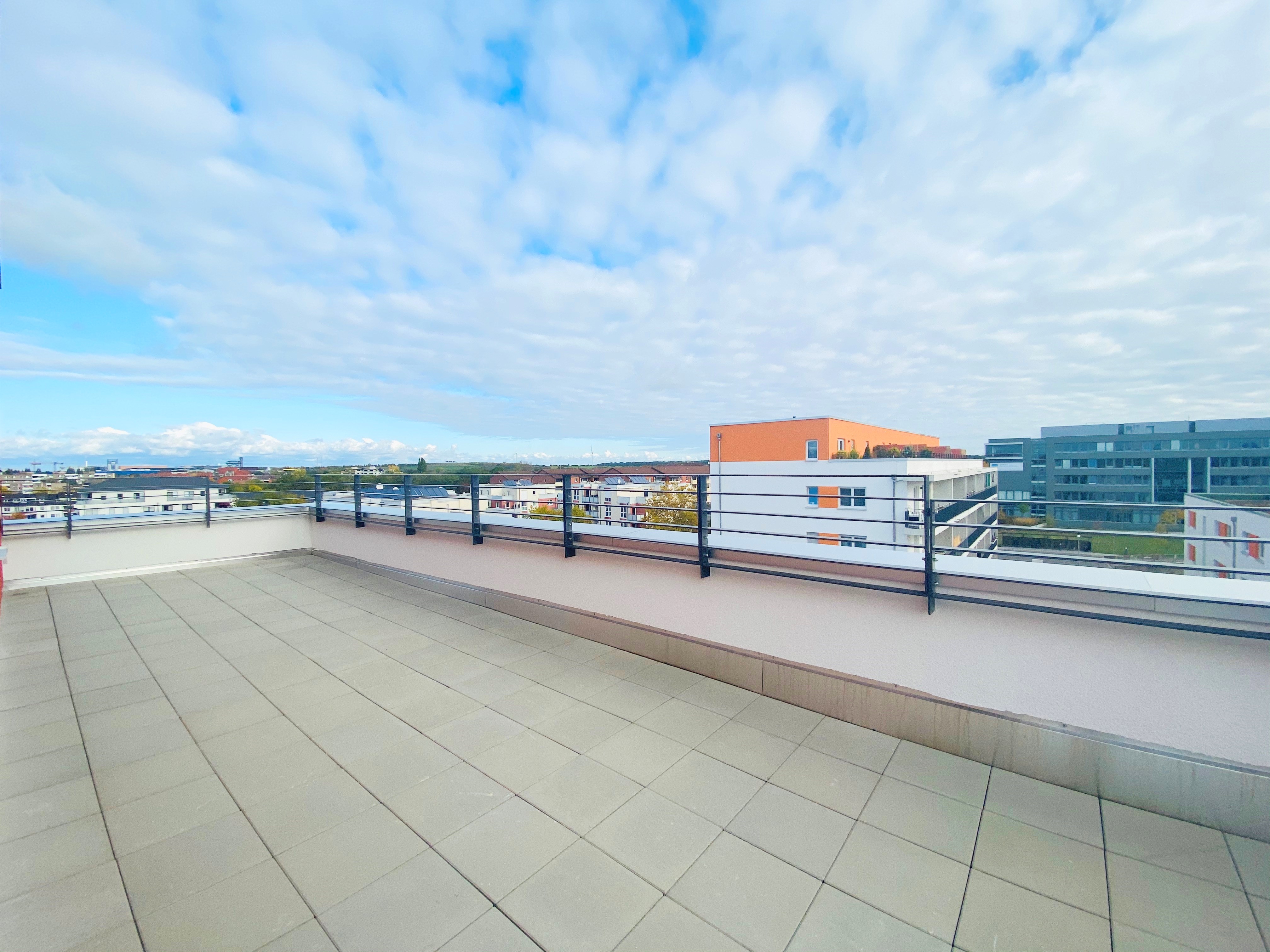 vermietet: PENTHOUSE: Erstbezug in Laatzen mit großer Dachterrasse (65m²), Aufzug und modernem Duschbad