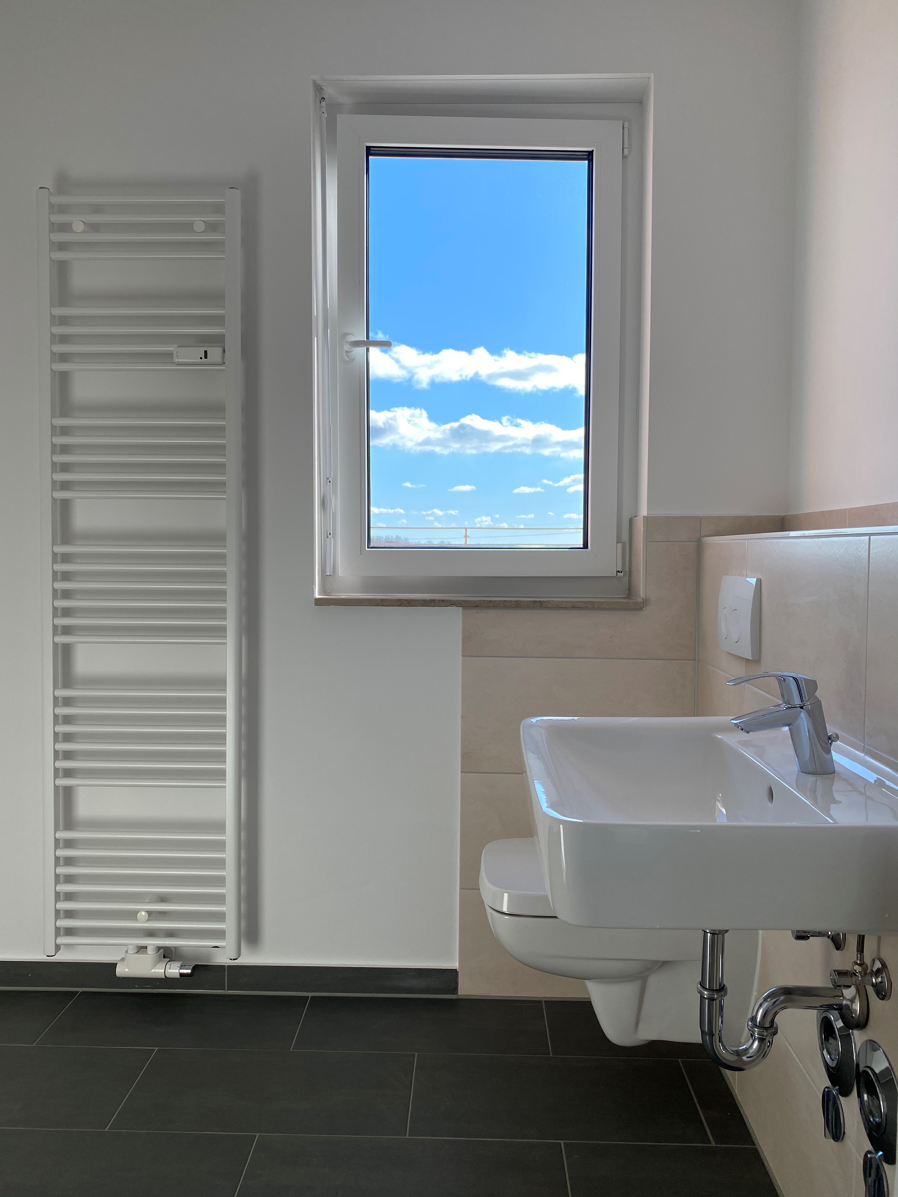vermietet: Sonnige Penthouse-Wohnung in Laatzen mit großer Dachterrasse, Aufzug, Tageslicht-Bad u.v.m.
