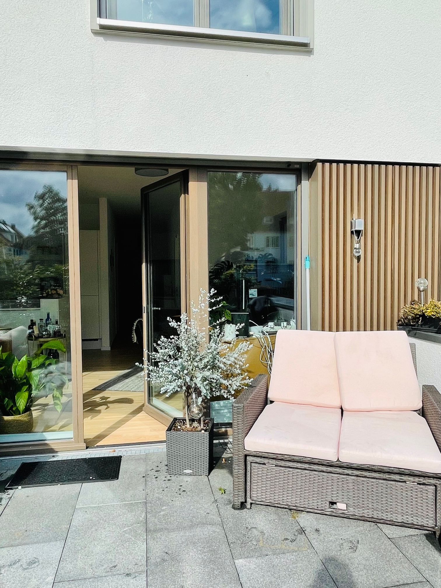 vermietet:  2 Zimmer m.Poggenpohl Design-EBK, Wanne und Dusche sowie großer Terrasse