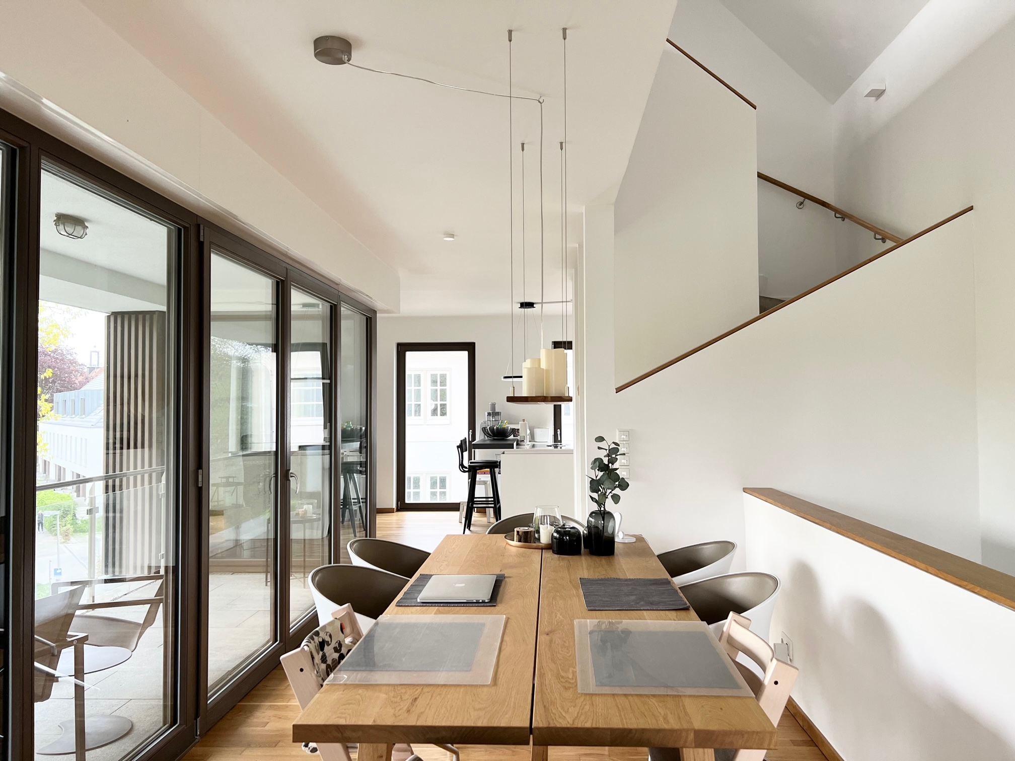 Hannover Bult: Moderne, stilvolle Maisonettewohnung mit Loggia, 2 Bädern und Design-Einbauküche
