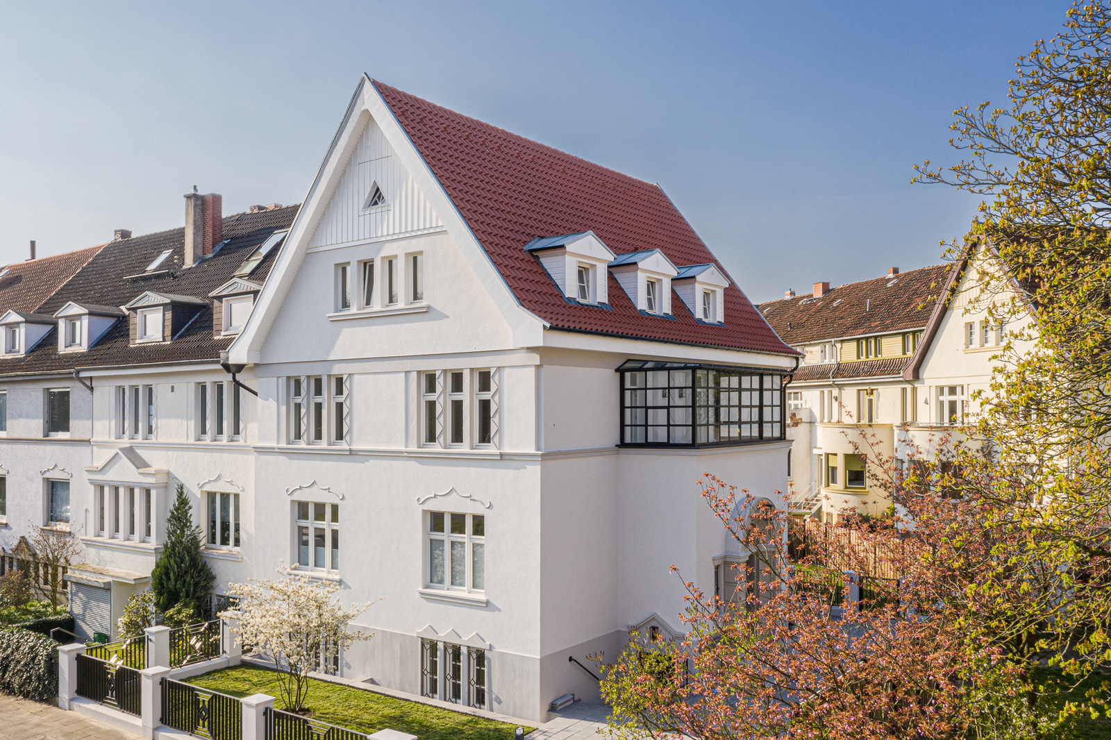 Kernsanierte Altbauwohnung mit herausragender Ausstattung Wintergarten, EBK, Balkon etc.