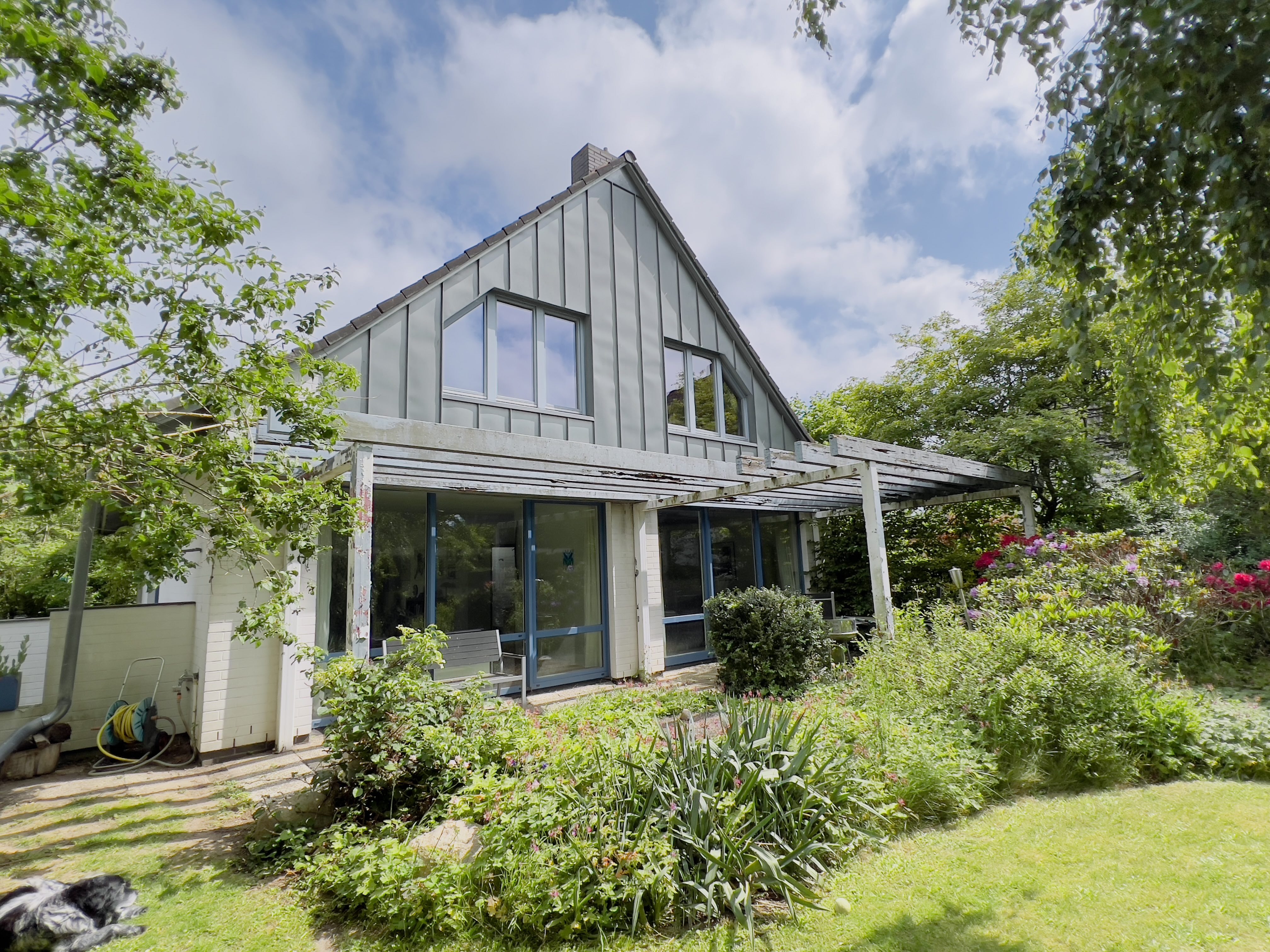 VERKAUFT! Jeinsen – Architektenhaus mit viel Platz: Einbauküche, Kamin, 2 Terrassen, Sauna, Garage, Stellplatz