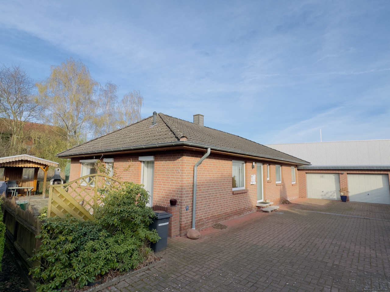 Berenbostel: Bungalow (Bj 90), Kamin, Terrasse, Garten, Vollbad, Gäste-WC, Doppelgarage und Stellplatz