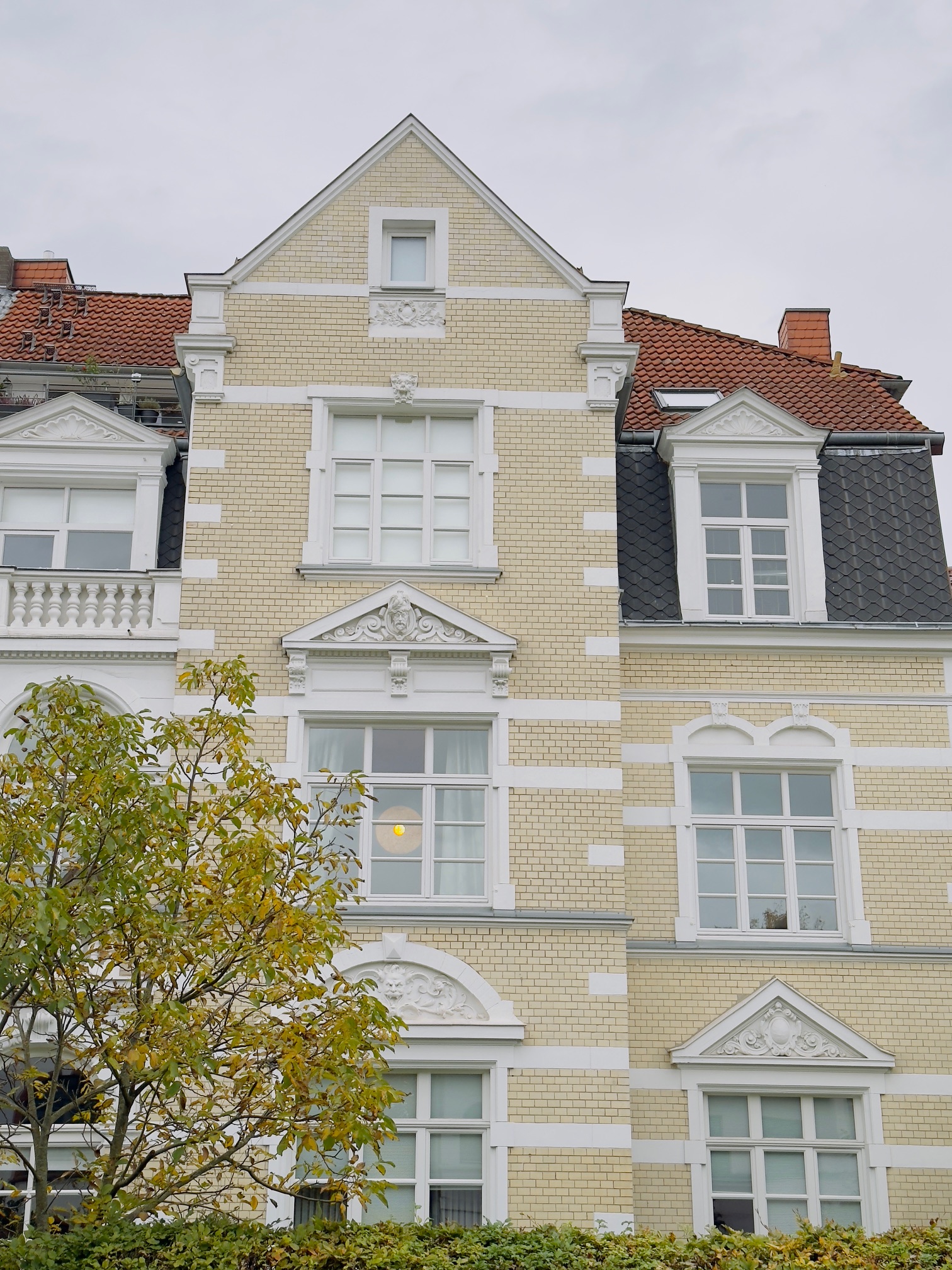 verkauft:  Bestlage Hannover Waldhausen Grazer Straße- Wohnen in stilvollem Altbau