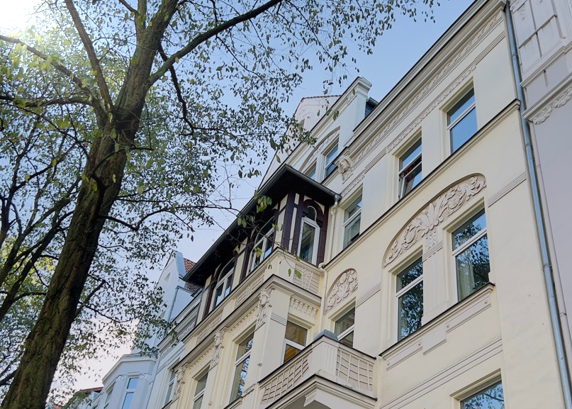BESTLAGE in der LIST: Eigentumswohnungen und zwei Ladengeschäfte im Jugendstil-Altbau mit Denkmalschutz