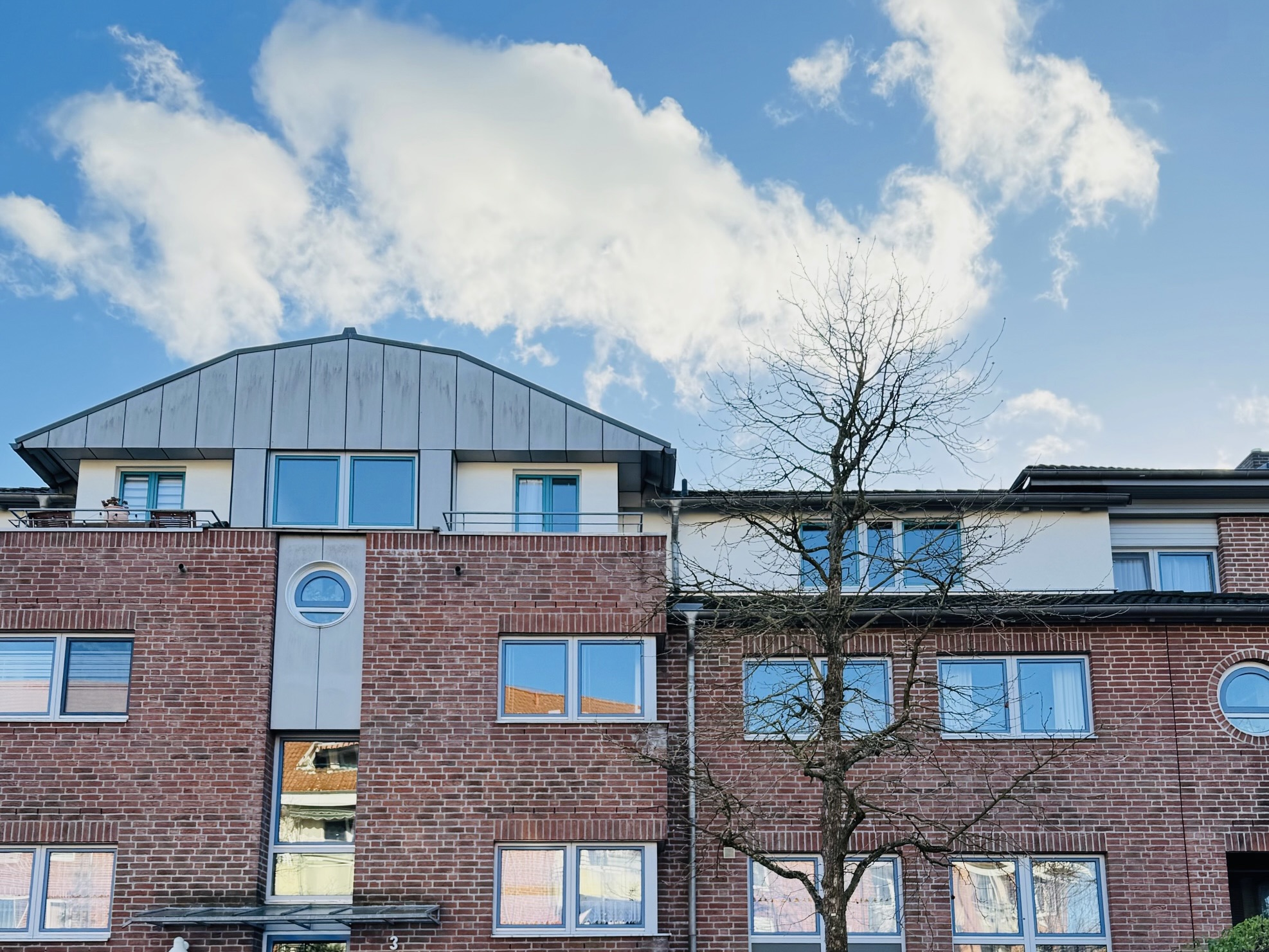 HANNOVER: Helle Eigentumswohnung, 2 Zi, BJ. 94, Küche mit EBK, Bad mit Fenster und Balkon, große Terrasse, TG-Stellplatz